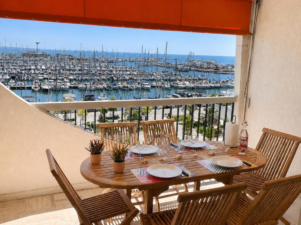 Sol-y-Days Eden, Magnifique appartement de deux chambres, en duplex face a la mer et au port de plaisance