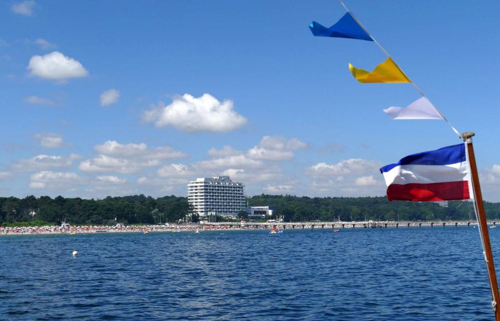 - une vue sur une plage Pavillon sur un bateau dans l'établissement Maritim Seehotel Timmendorfer Strand, à Timmendorfer Strand