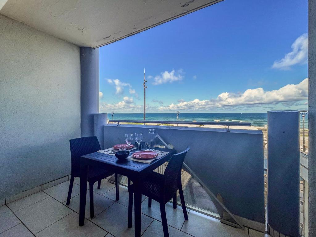 a table with chairs and a view of the ocean at Le Grand Large - T2 vue océan in Mimizan-Plage