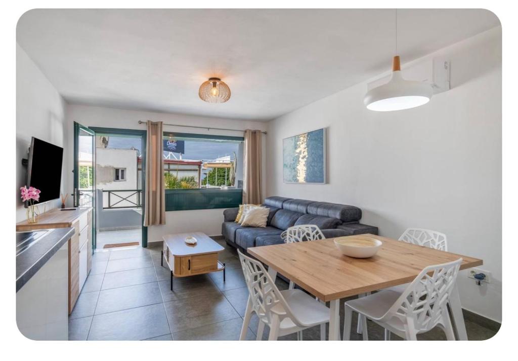 Suite4you 50 meters from the beach and main Avenue AC Wifi Int TV Channels