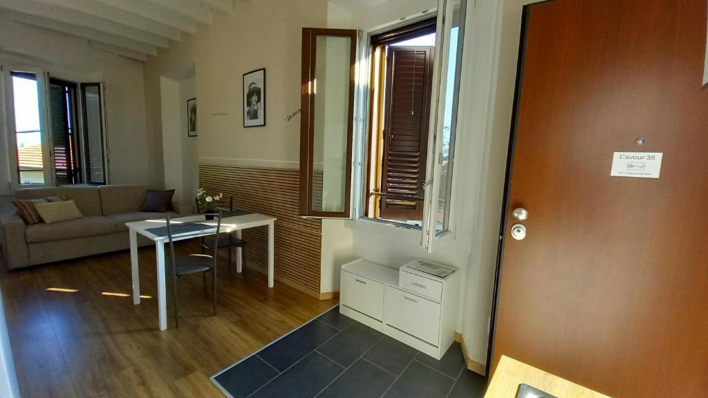 a small living room with a table and a couch at Cavour 35 in Sulbiate