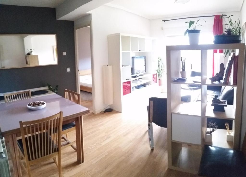 cocina y sala de estar con mesa y sillas en Piso Playa Patacona/Malvarrosa, en Valencia