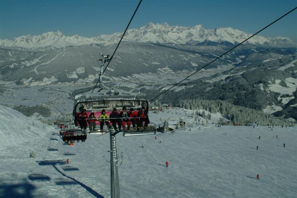 grupa ludzi na wyciągu narciarskim w śniegu w obiekcie Puellgut w mieście Flachau