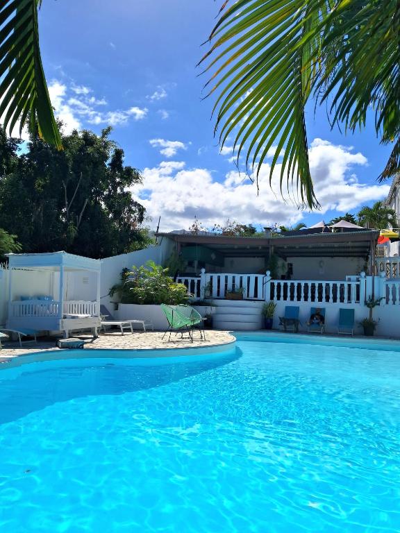 a swimming pool in front of a house at Le Paille en Queue in Saint-Louis