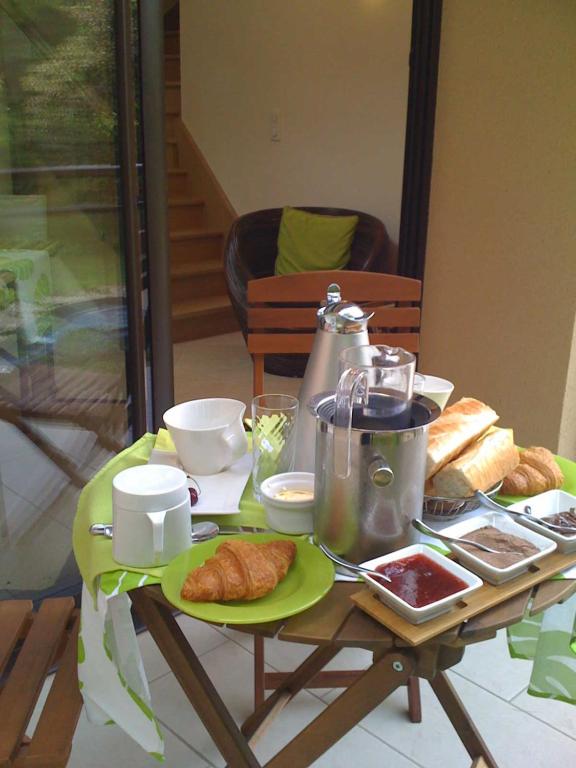 - une table avec du pain et des croissants dans l'établissement La Villa Antalya, à Ault