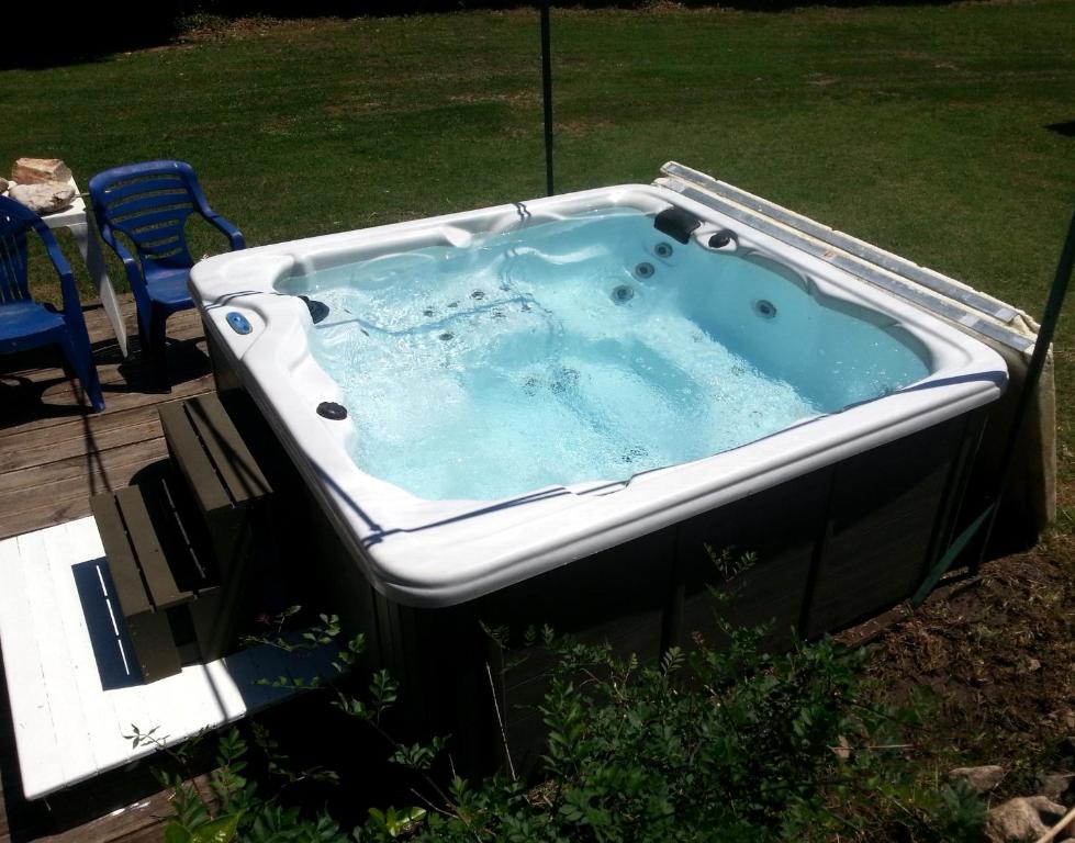 a jacuzziificialificialificialificialificialificialificialificialificialificialificial at Brise Fraîche de la Montagne-Piscine et Jacuzzi-Appartement Cottage au rez-de-chaussée in Le Poujol-sur-Orb