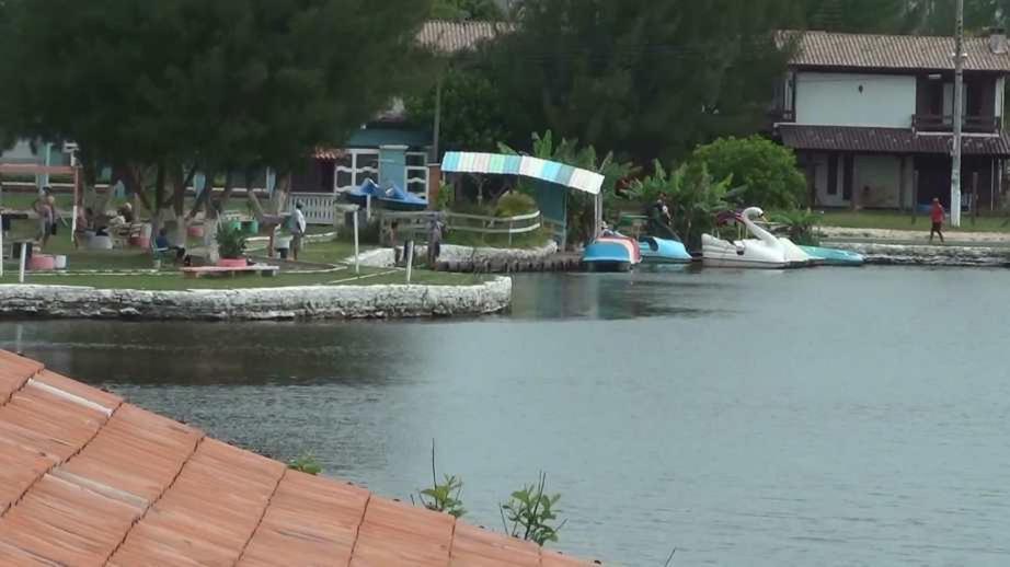 un cuerpo de agua con botes dentro en Albergue do Lago, en Imbé