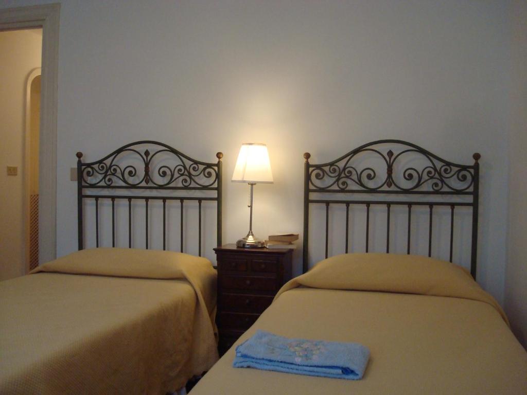 2 nebeneinander sitzende Betten in einem Schlafzimmer in der Unterkunft Villino Caproni in Viareggio