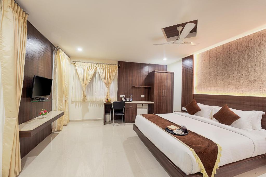 Postel nebo postele na pokoji v ubytování Holiday Residency Coimbatore