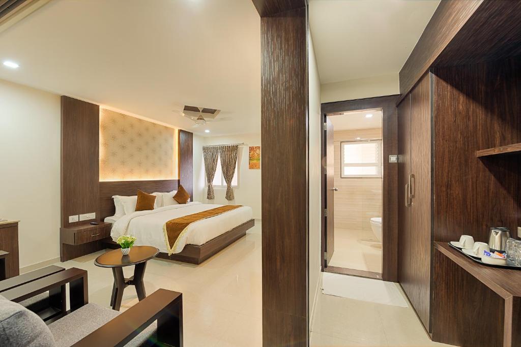 Postel nebo postele na pokoji v ubytování Holiday Residency Coimbatore