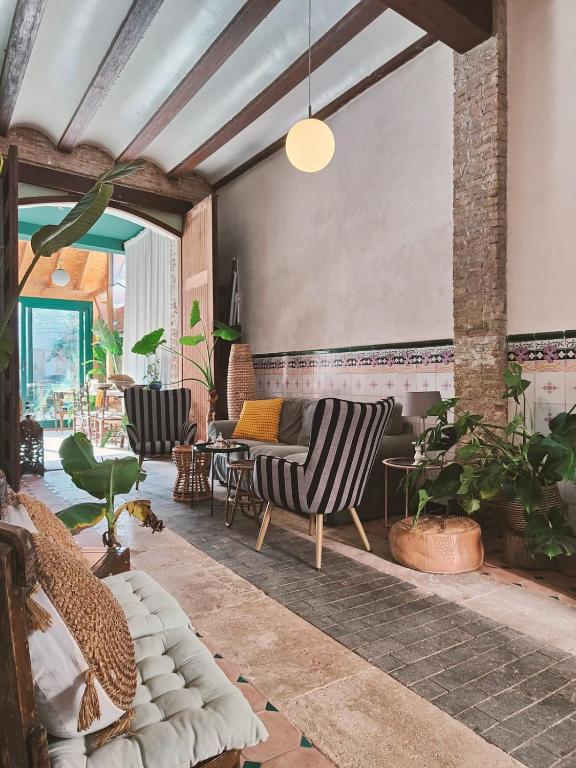 a living room with two chairs and a couch at Casa Barreres in Moncada