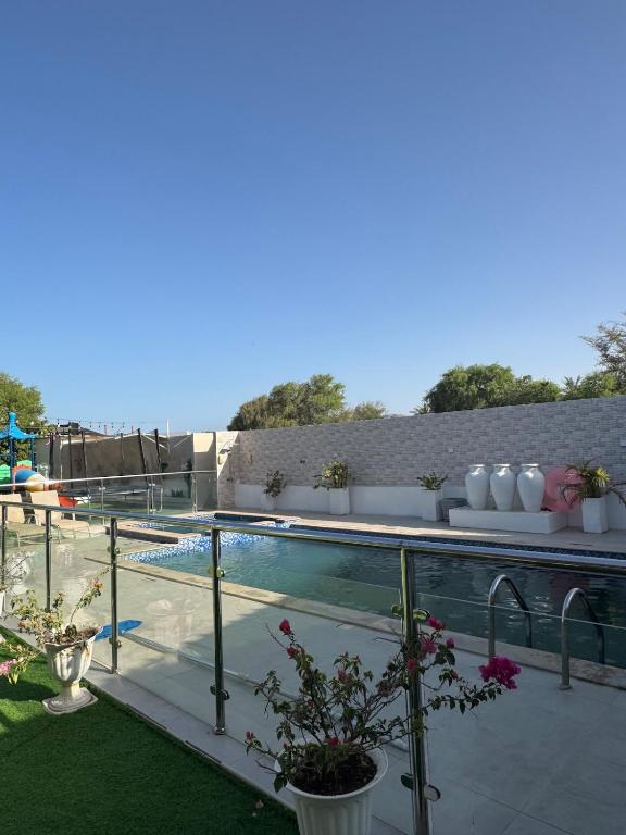 a swimming pool with plants on the roof of a building at استراحة الصقر in Khor Fakkan
