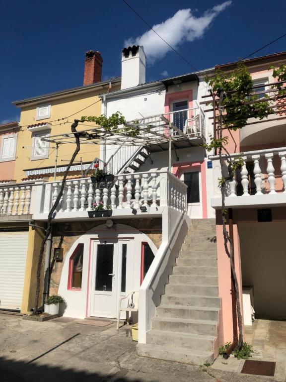 a white building with a staircase in front of it at Appartement Studio 1 Punat Insel Krk in Punat