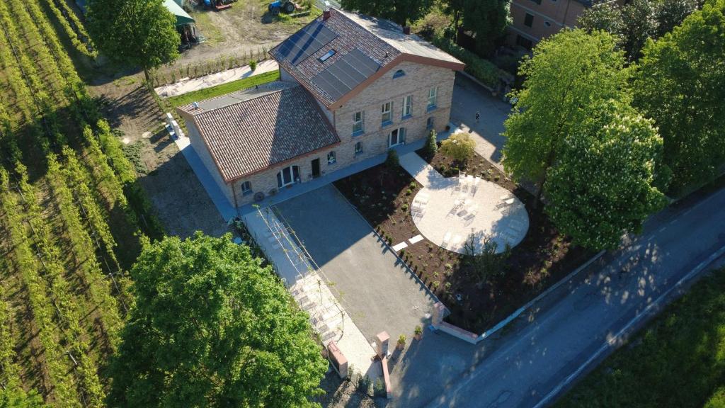 an overhead view of a house with a swimming pool at Agriturismo Ca' Brusca in Due Maestà