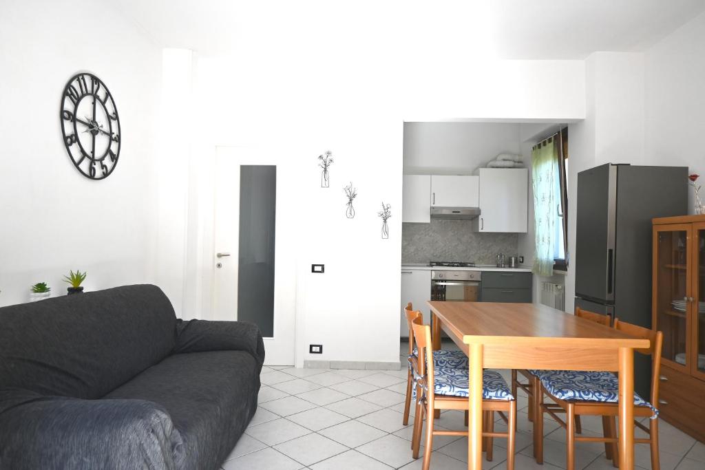 a living room and kitchen with a table and a couch at C019 - Camerano, ampio trilocale con WiFi in Camerano