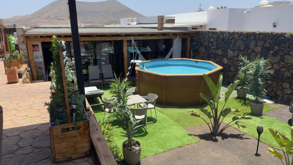 a backyard with a swimming pool and a house at Loft Tortuga in Tinajo
