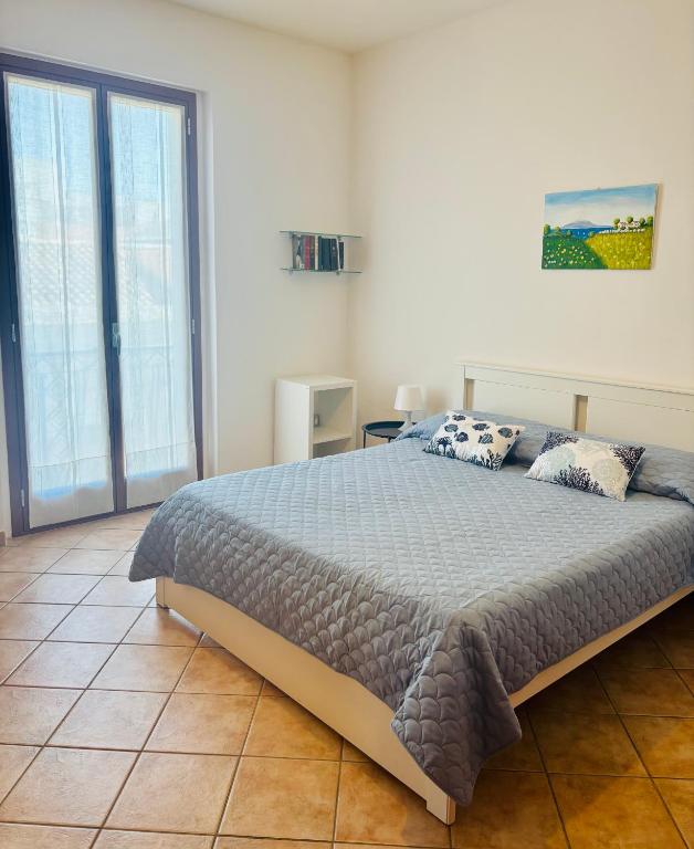 a bedroom with a large bed with pillows on it at Casa Mia in Augusta