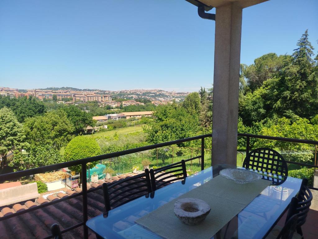 a table and chairs on a balcony with a view at B&B Signora Minù in Perugia
