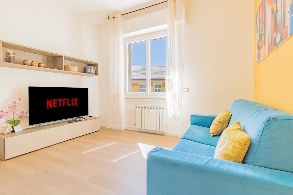 a living room with a blue couch and a tv at Psalm 23 in Savona
