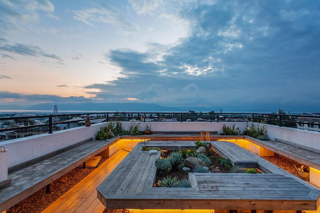 a rooftop patio with a garden on top of a building at 鹿野山房 DeerHoliday Inn in Dali