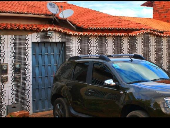 a black suv parked in front of a house at Nosso Cantinho no interior in Lençóis