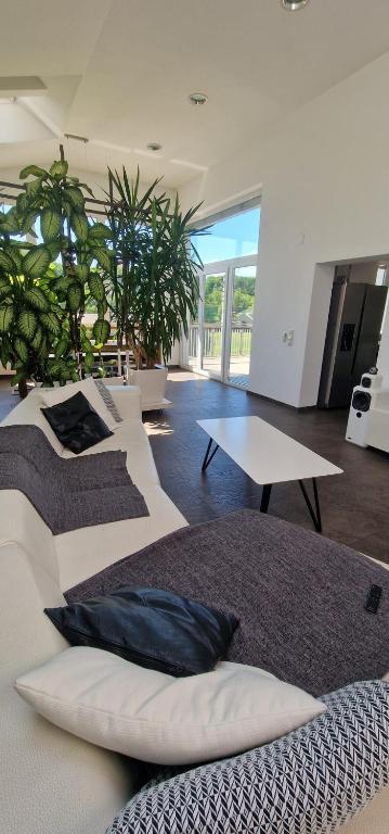 a living room with couches and a table and plants at Time Out 13 in Ohlsdorf