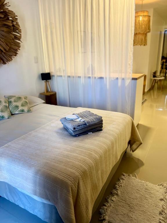 a bed with a towel on it in a bedroom at Departamento céntrico funcional I Punto Alquiler in Santiago del Estero