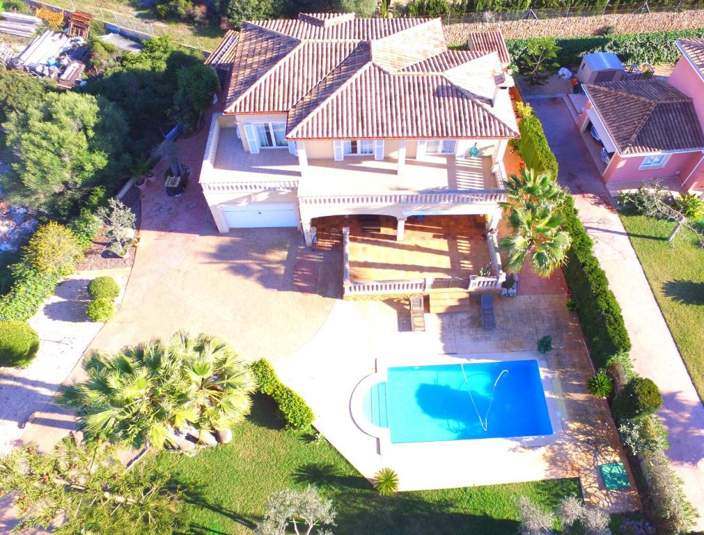 una vista aérea de una casa con piscina en Villa Cunill, en Sa Torre