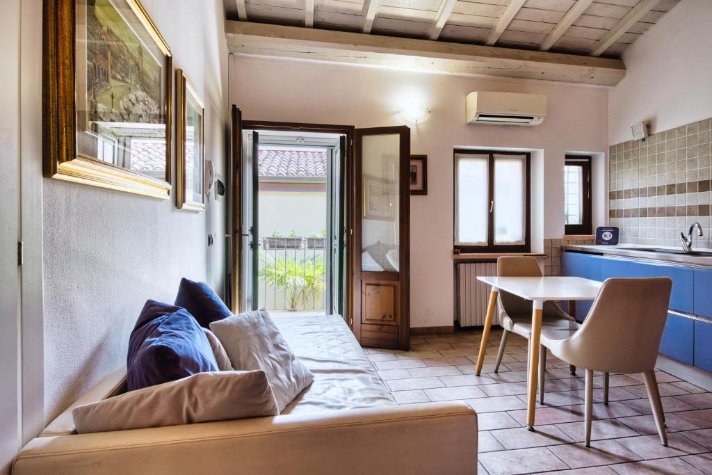 a living room with a couch and a table at Romeo Giulietta in Verona