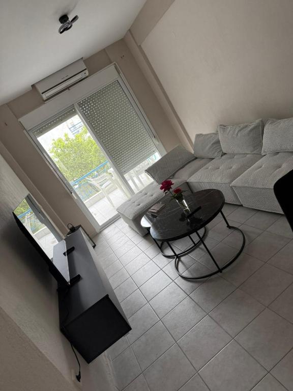 an overhead view of a living room with a couch and a table at Thomi's house. in Yerakiní