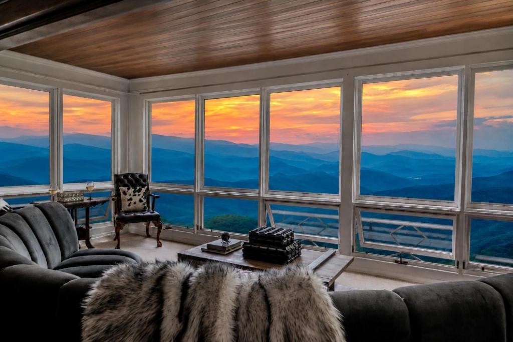 ein Wohnzimmer mit Bergblick in der Unterkunft Fire Mountain in Highlands