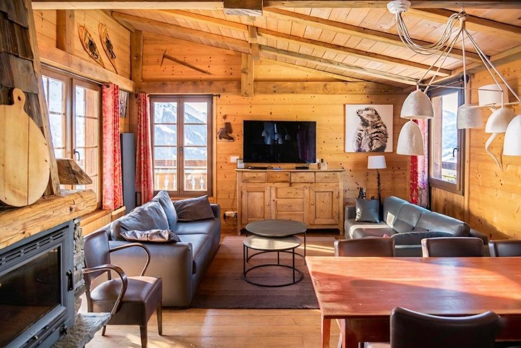 a living room with a couch and a tv at Tignes duplex luxe parking 6-8 p in Tignes