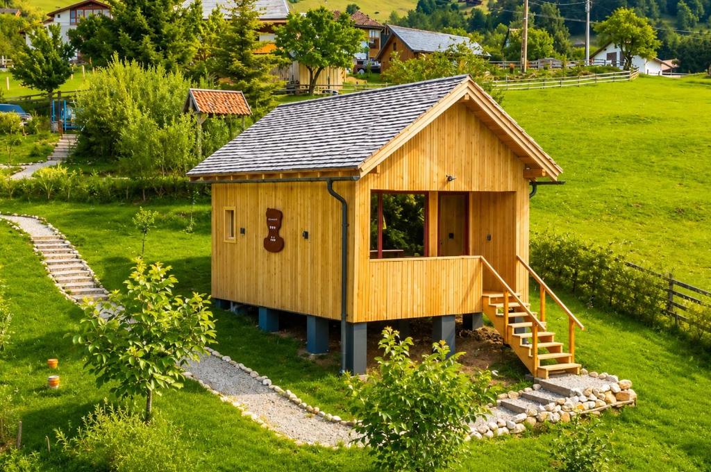 ein kleines Holzhaus auf einem grünen Feld in der Unterkunft Wezly Tiny House in Măgura