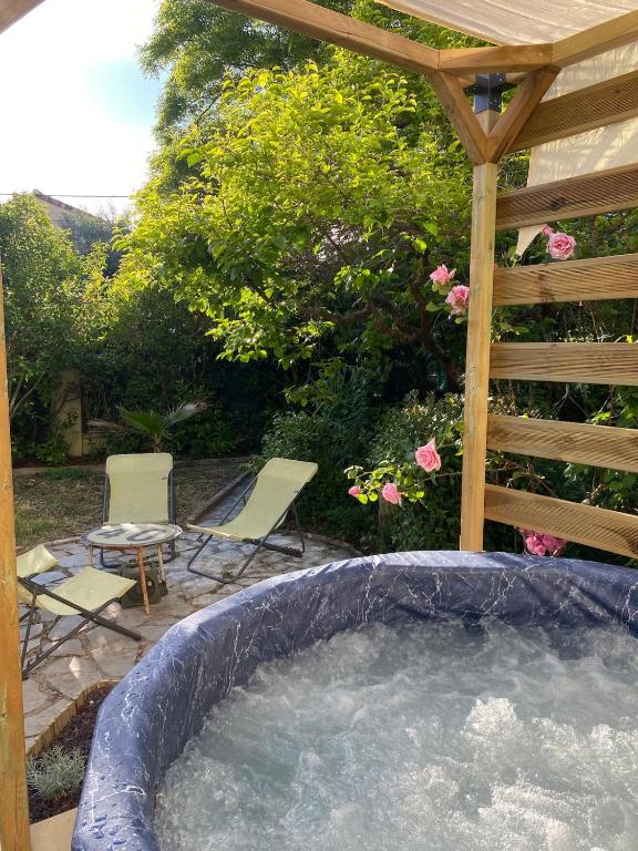 Joli T2 dans une villa - clim, spa, wifi, stationnement