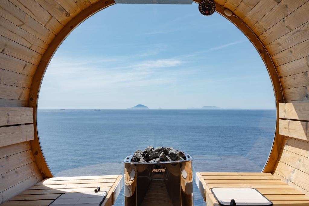 an arched window with a view of the ocean at 河津Blue Ocean in Kawazu