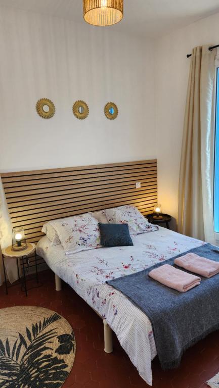 a bedroom with a large bed with a wooden headboard at Les Sureaux - Hyper-Centre - Design & WiFi - Idéal Visite Perpignan in Perpignan