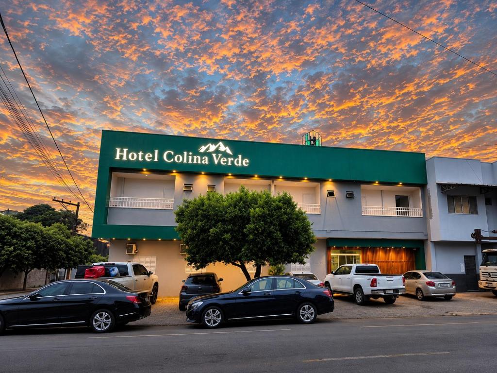 a hotel colina vale with cars parked in a parking lot at Hotel Colina Verde in Lucas do Rio Verde