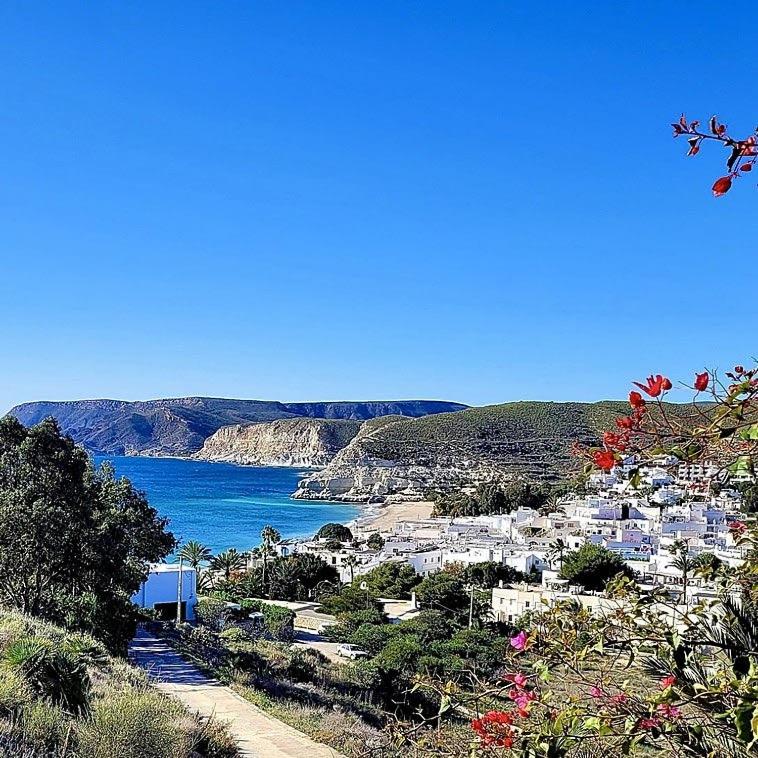 a view of a beach with houses and the ocean at Casa chispa in Águilas