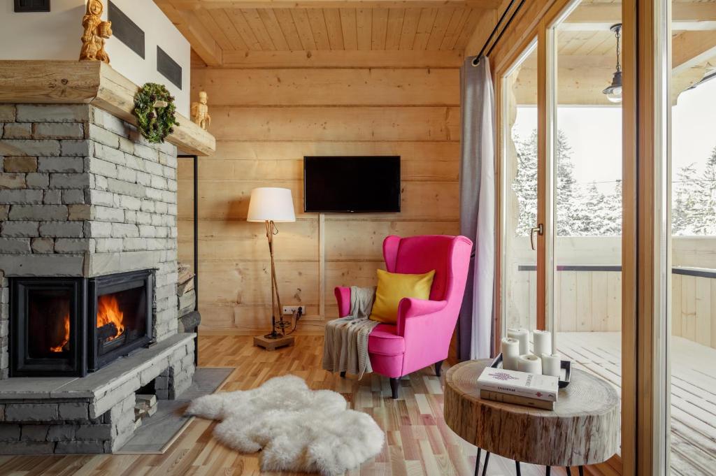 Televízia a/alebo spoločenská miestnosť v ubytovaní Tatra Wood House