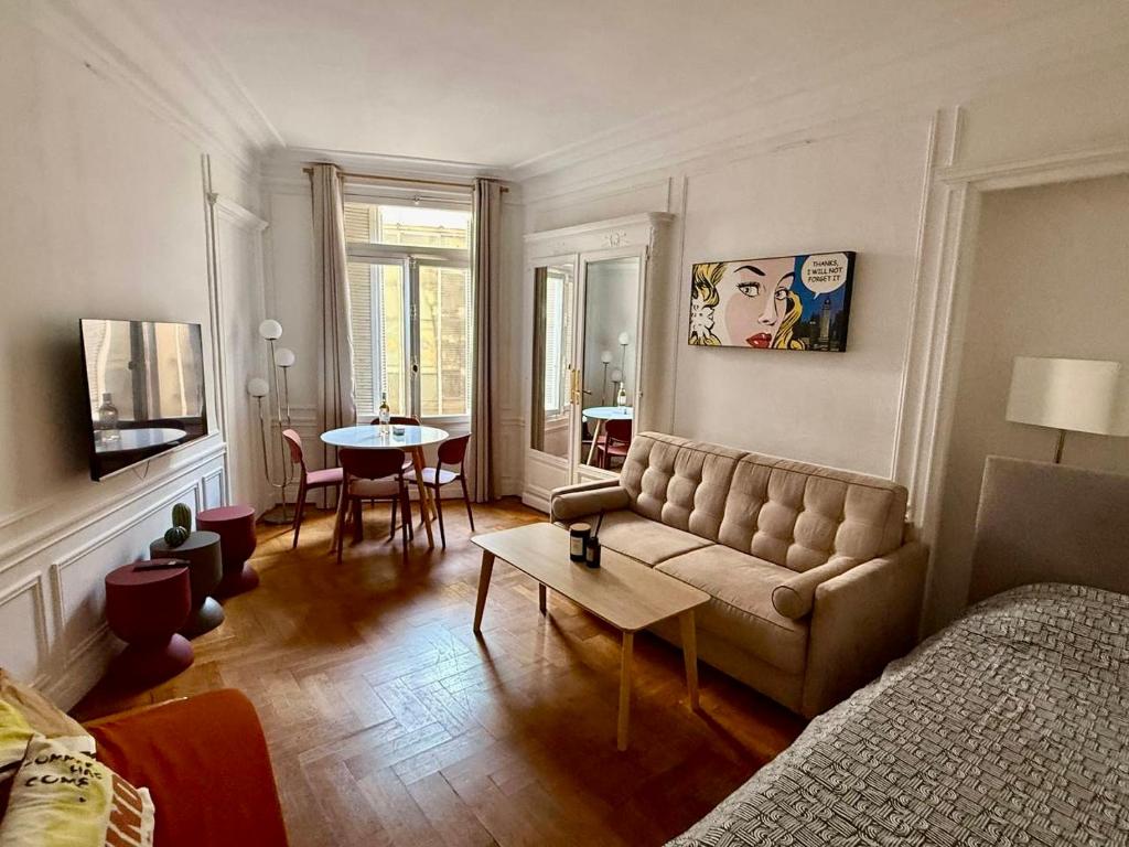 A Luxurious Apartment Red with AC on Promenade des Anglais