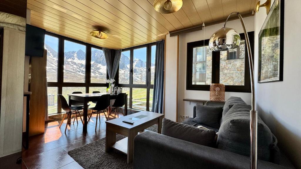 a living room with a couch and a table at Exception Ski Émerveillement in Pas de la Casa