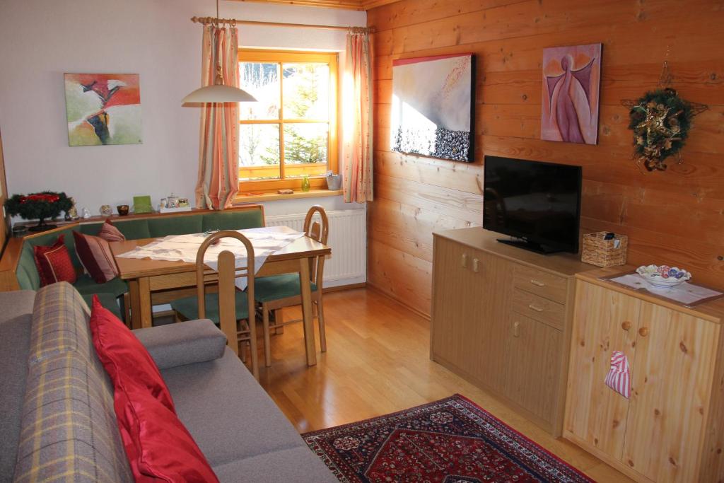 Televízia a/alebo spoločenská miestnosť v ubytovaní Ferienwohnung Bliem