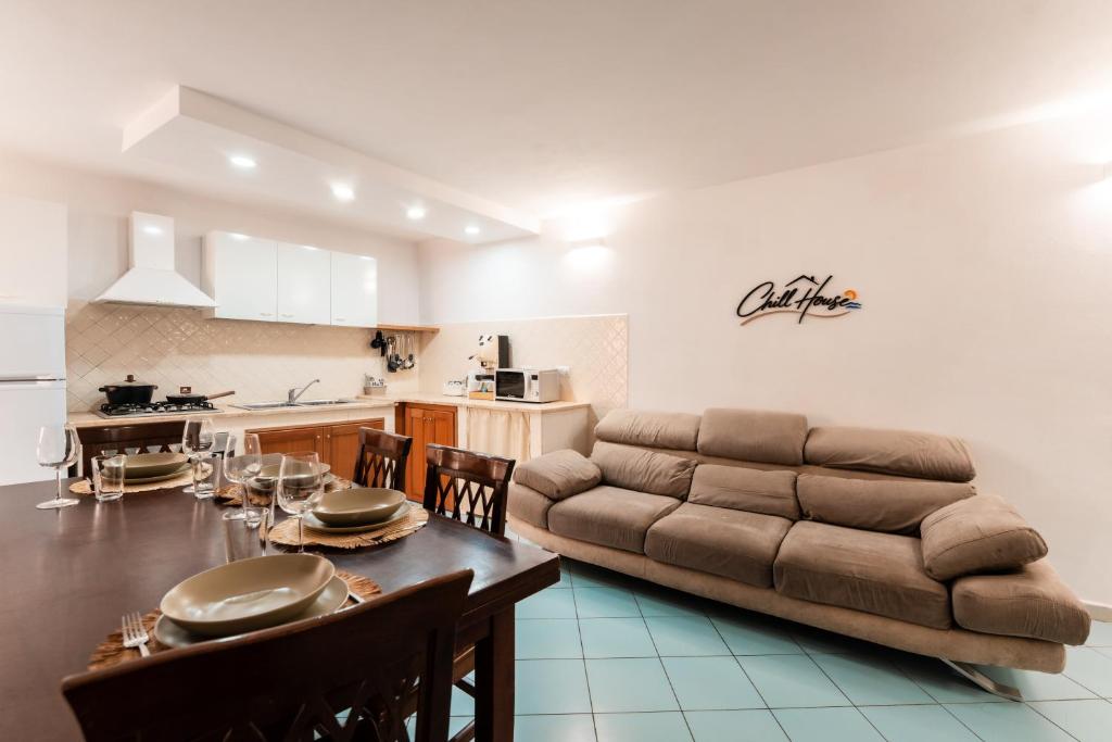a living room with a couch and a table at Chill House mare bus e servizi a piedi in Procida