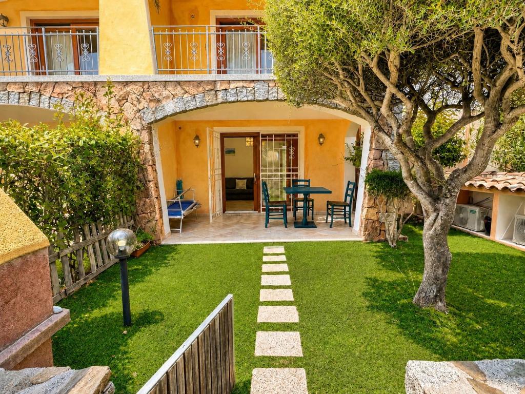 a house with a yard with a table and chairs at GioYa House in Pittulongu