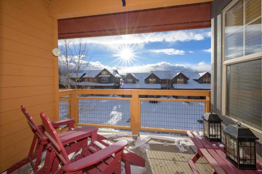 eine überdachte Veranda mit zwei Stühlen und einem Fenster in der Unterkunft Waterside West E206 in Fraser