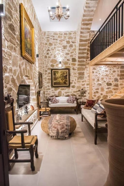 a living room with a stone wall at Casa Daria in Topólia