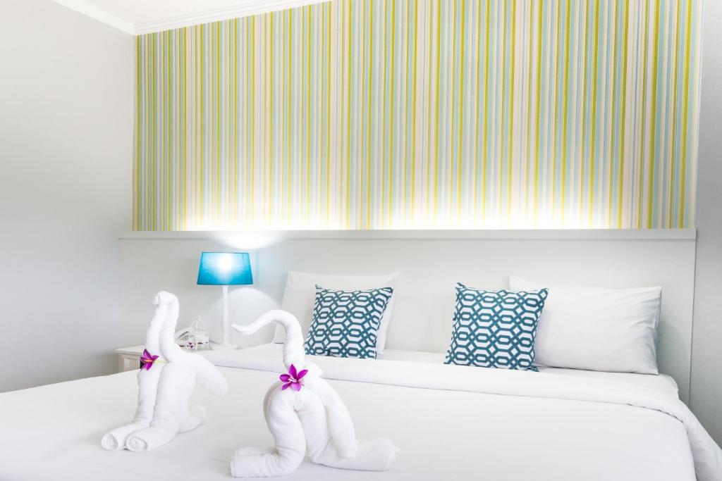 Postel nebo postele na pokoji v ubytování Krabi Royal Hotel