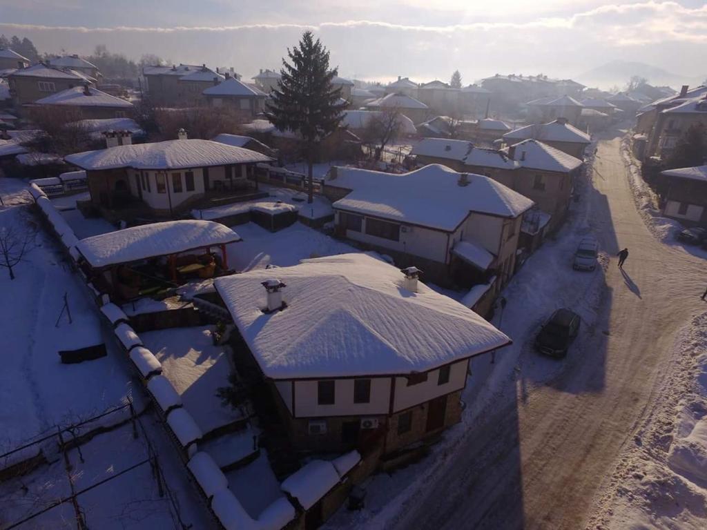 een groep huizen met sneeuw op hun daken bij Complex Ristanite in Elena