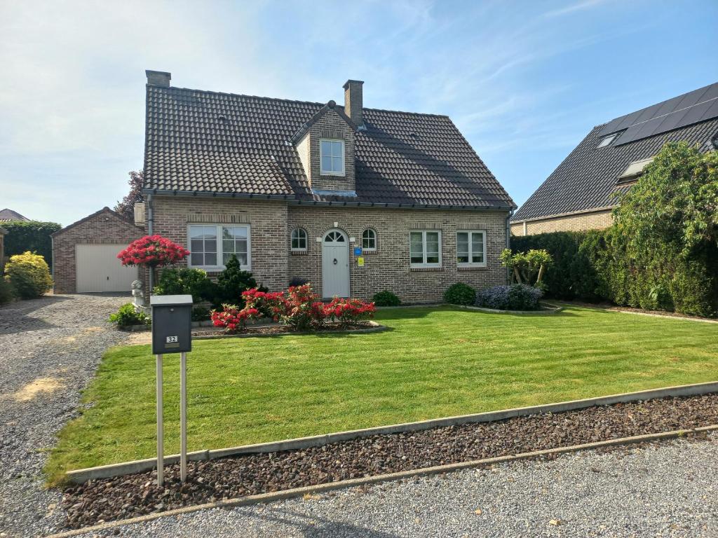 a house with a lawn in front of it at Vakantiewoning Steger einde - Fietslogies & verblijf nabij Sentower Park voor 6 personen in Opglabbeek