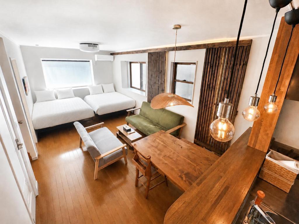 Sleeps 12, 13min to Tokyo Station, 80 sqm Apartment, 6 Double Beds, Separate Sleeping Areas